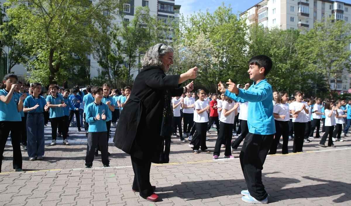 Kayseri’de Pazartesi Geleneği! Egzersiz Ve Oyunla Ders Başlıyor (3)