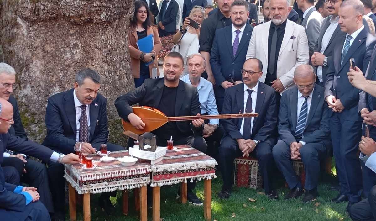 Bakan Tekin Çınar Altında Türkü Söyledi (1)