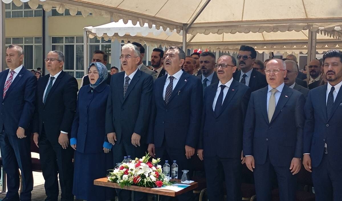 Bakan Tekin Çınar Altında Türkü Söyledi (3)