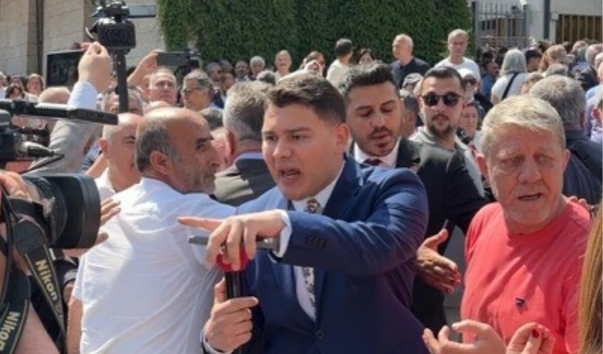 Chp Grup Toplantısı Öncesi Tbmm Önünde Gerginlik (2)