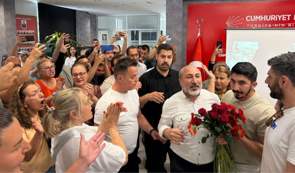 Chp’de Karanfil Gerginliği Çiçekle Geldiler, Arbede Çıktı (3)