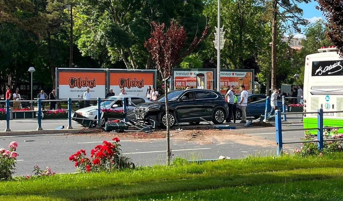 Kayseri Cumhuriyet Meydani Kaza Togg (3)