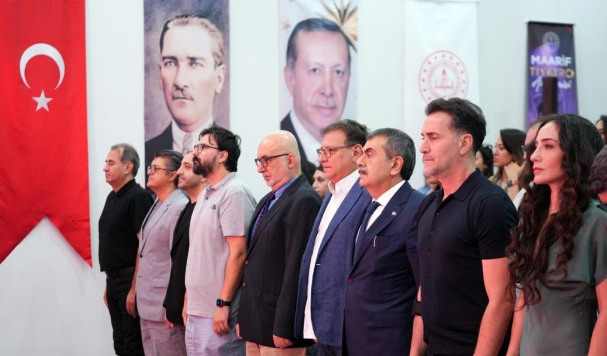Maarif Tiyatro Akademisi'nde Ilk Mezunlar Sertifikalarını (2)