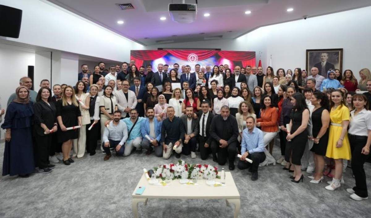 Maarif Tiyatro Akademisi'nde Ilk Mezunlar Sertifikalarını (4)