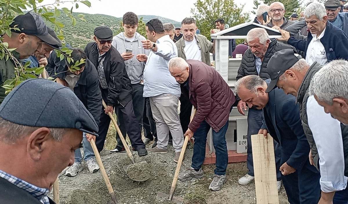 Riza Calimbay Aci Gunu Topraga Verildi (2)