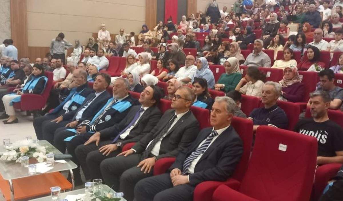 Kayseri Üniversitesi İlahiyat Fakültesi Ilk Mezun (1)