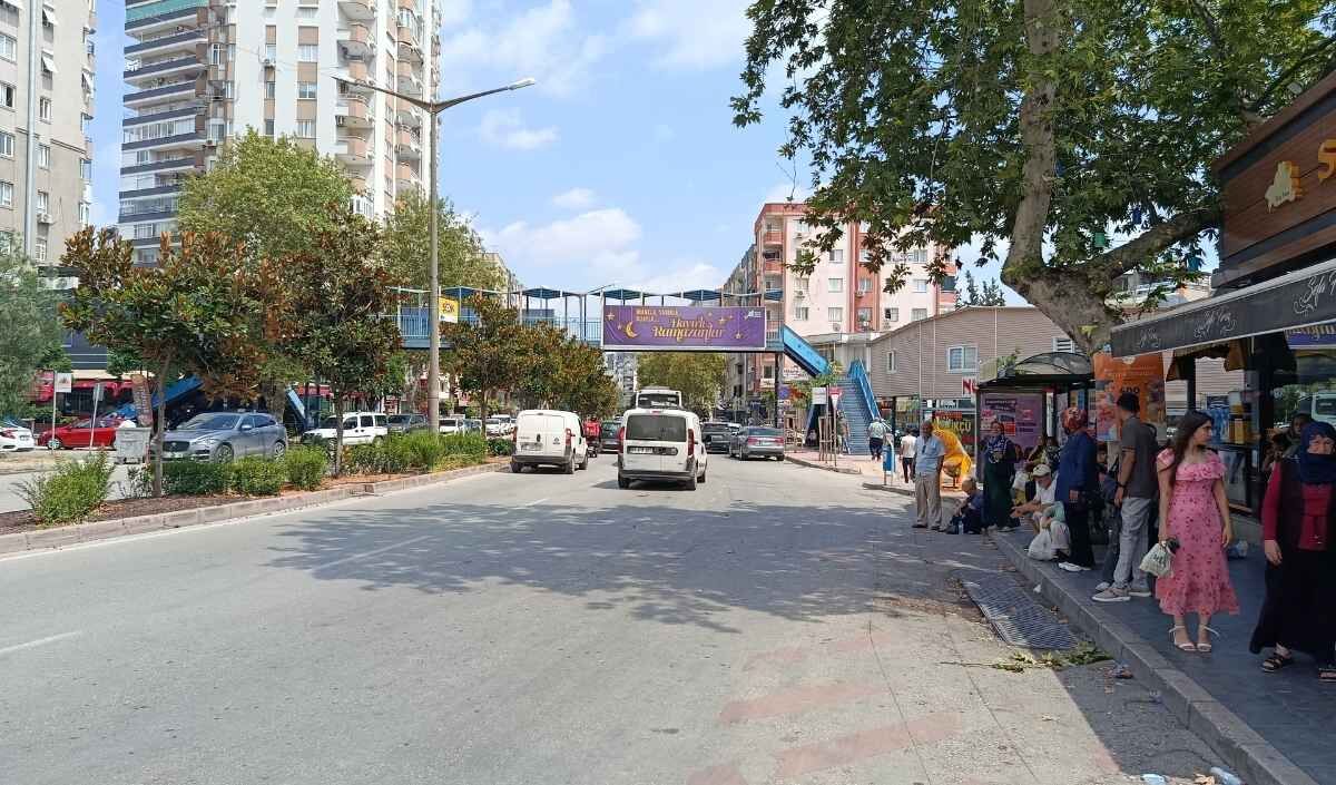Adana Minibus Genc Kız