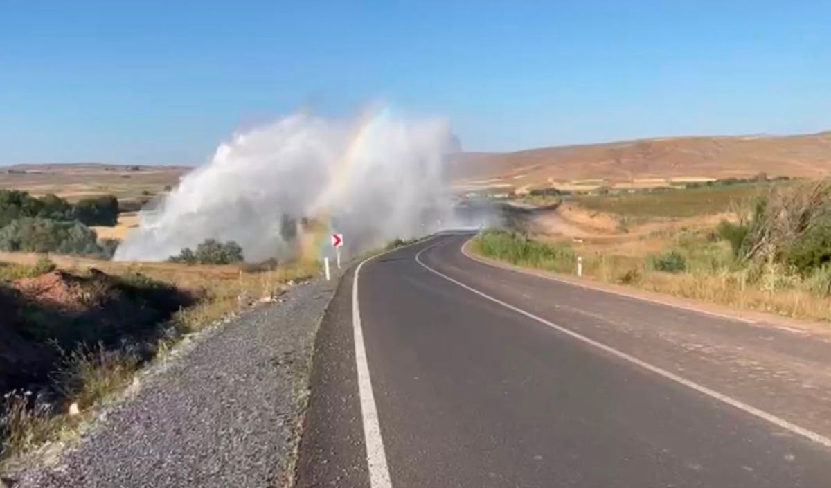 Bünyan’da Su Borusu Patladı! Metrelerce Yükselen Su Kameraya Yansıdı (2)