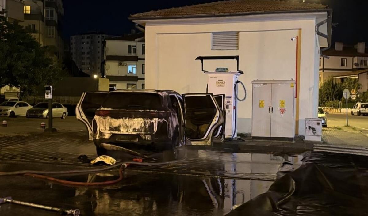 Elektrikli Araç Patladi (2)