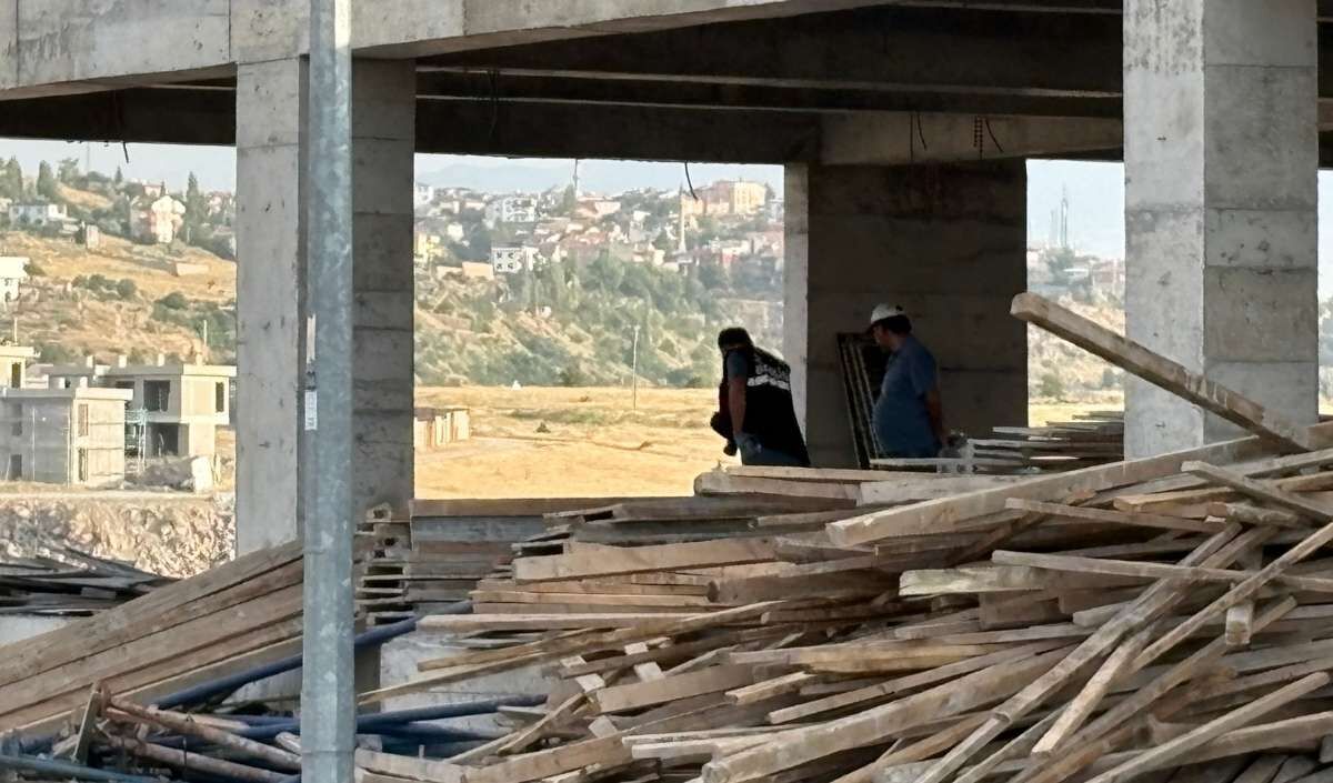 Kayseri'de Inşaatta Düşen Işçi Hastaneye Kaldırıldı (3)