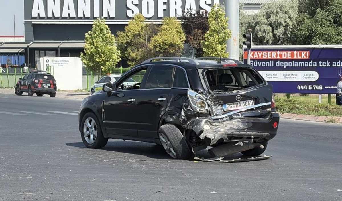 Otobüs Ile Arac Carpisti (2)