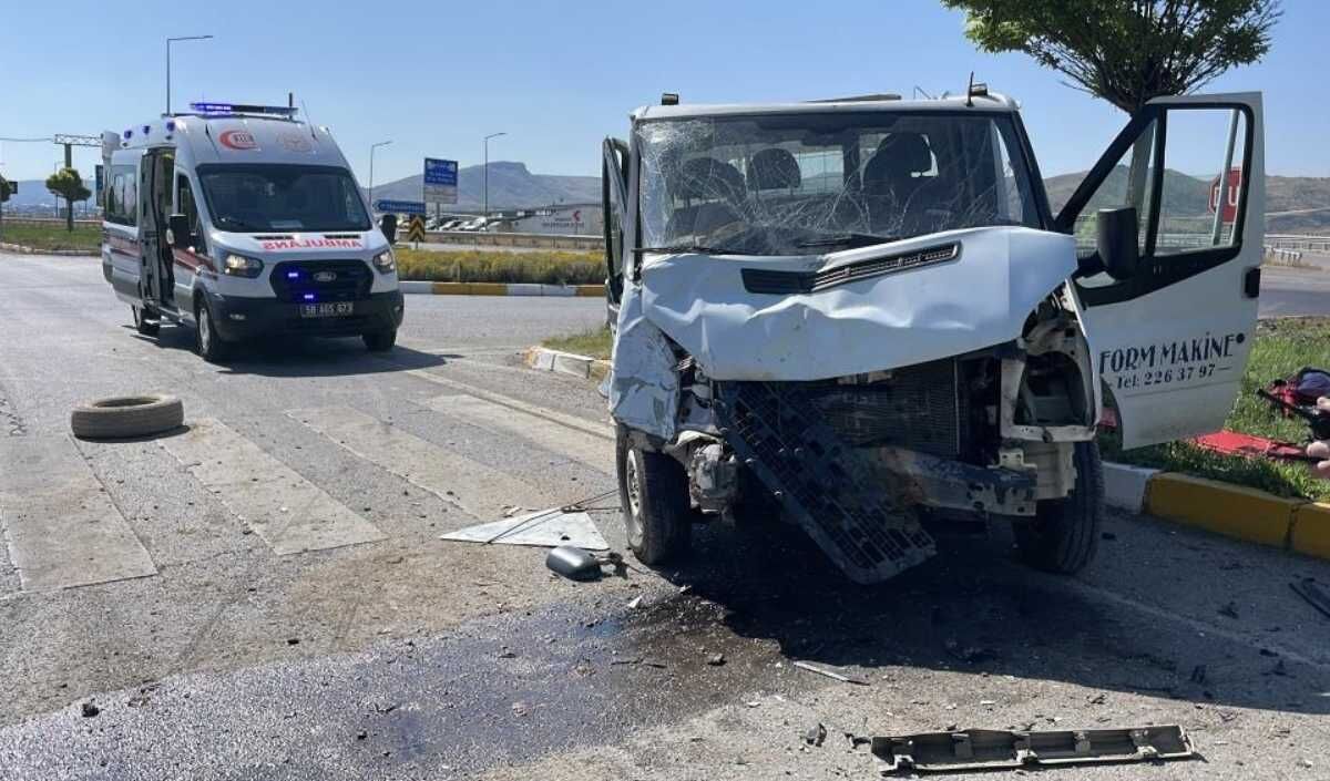 Sivasta Iki Kamyonet Çarpisti (2)