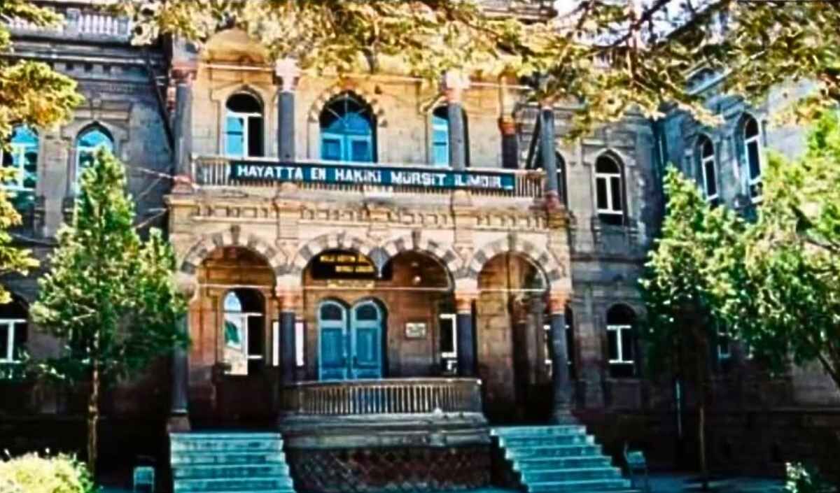 Tarıhı Develı Lısesı (1)