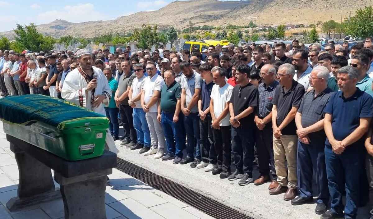 Antalya’da Denizde Boğulan 20 Yaşındaki Uğur Kaan, Kayseri’de Toprağa Verildi (1)