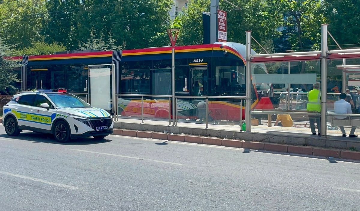 Kadina Tramvay Carpti (2)