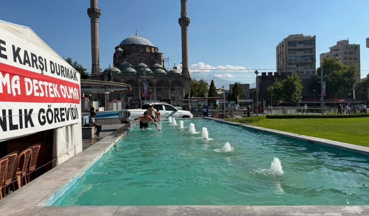 Kayseri Cumhuriyet Meydaninda Sus Havuzzuna Girdiler (2)