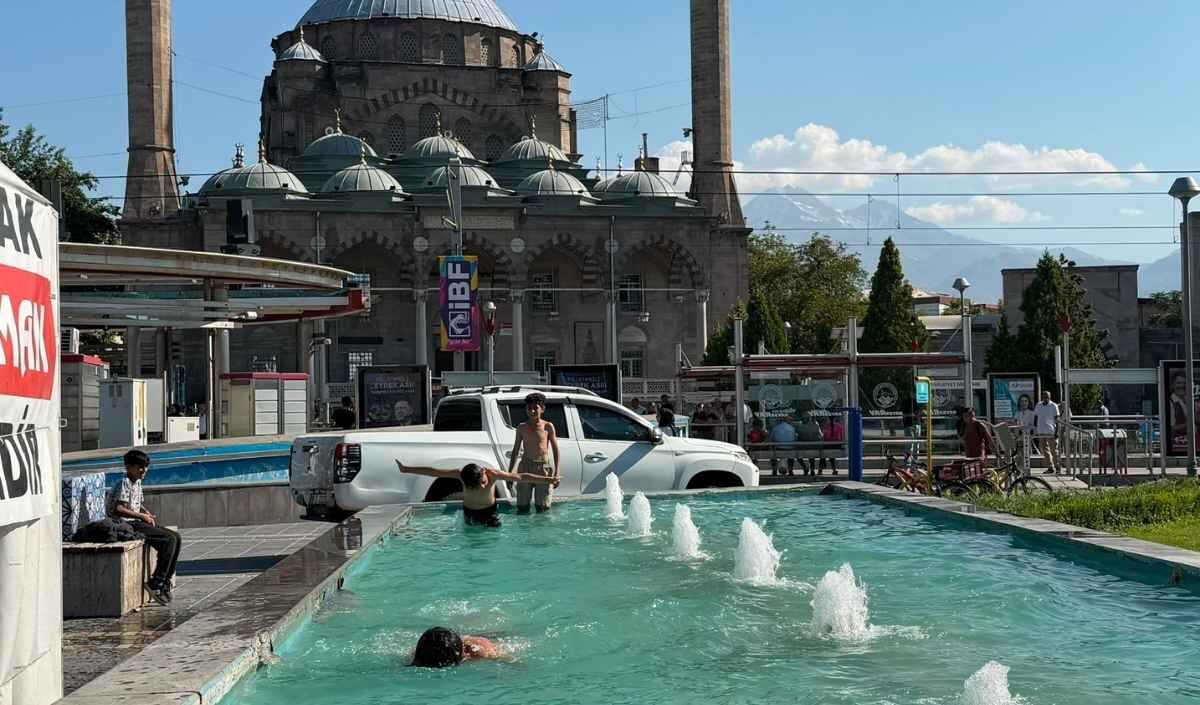 Kayseri Cumhuriyet Meydaninda Sus Havuzzuna Girdiler (3)