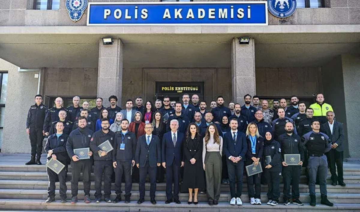Polis (1)