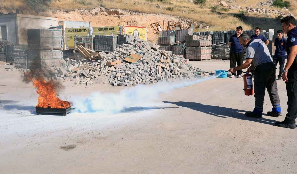 Talas Belediyesi Personeline Teorik Ve Uygulamalı Yangın Eğitimi (3)