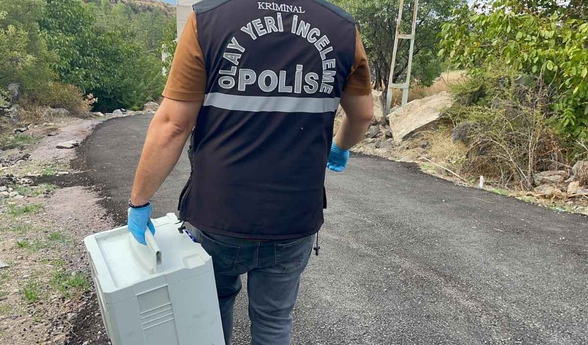 Babasının kucağındaki 3 yaşındaki çocuğun üzerine kaya parçaları düştü