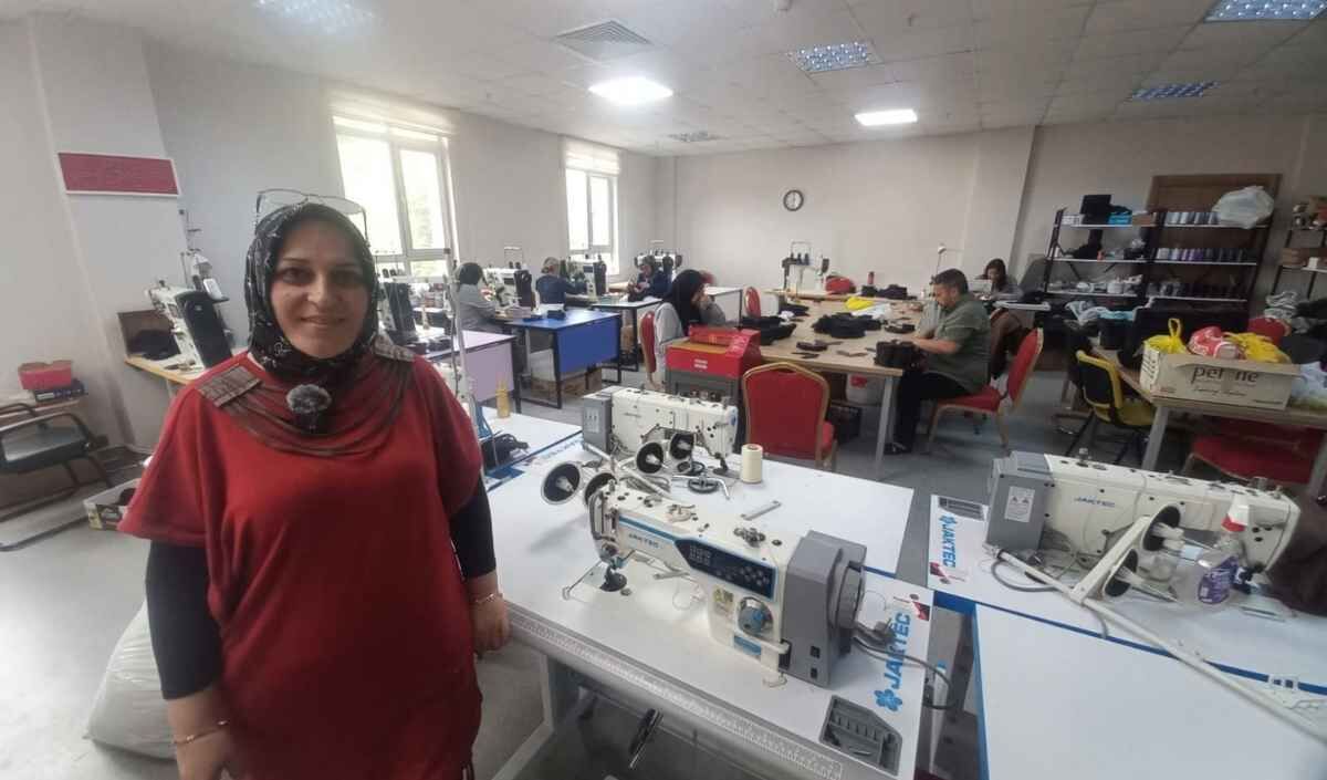 Bünyanlı kadınların el emeği ayakkabıya dönüştü! Aile ekonomilerine katkı sağlıyorlar