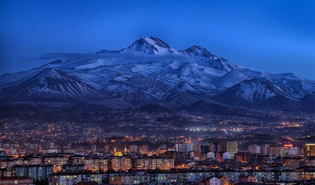 Erciyes Dağı’na sezonun ikinci karı düştü: Zirve beyaza büründü
