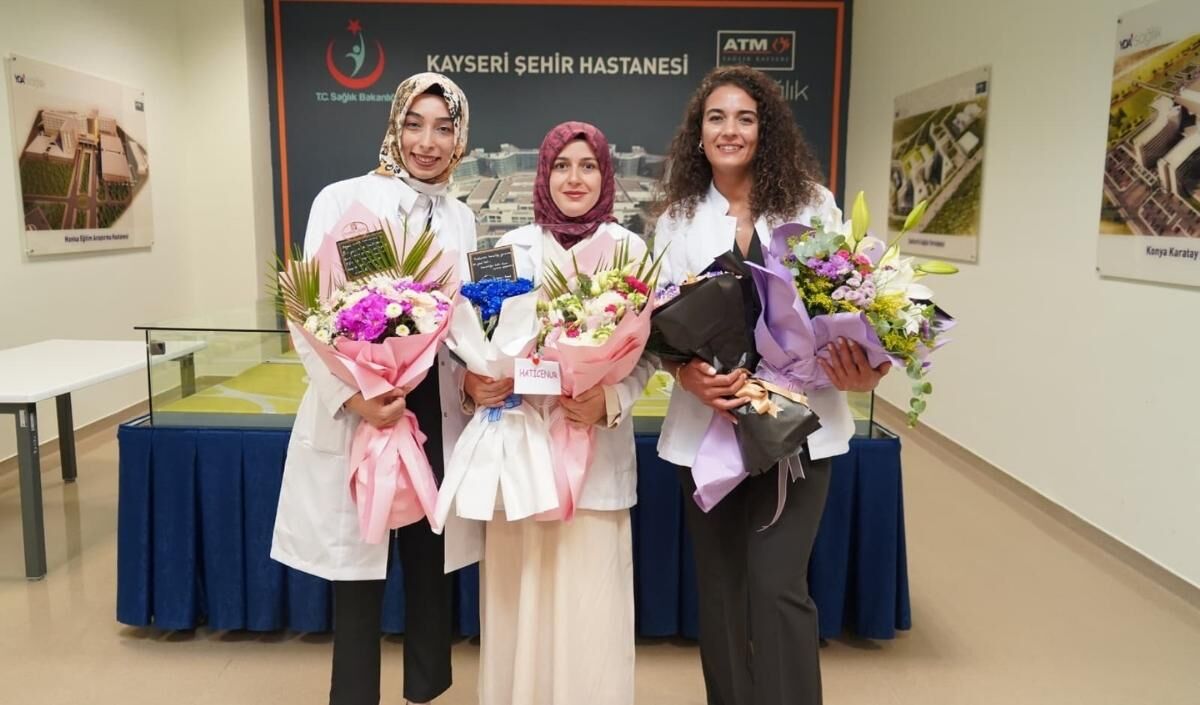Kayseri’nin gurur tablosu: 3 kadın hekim Acil Tıp Uzmanı oldu