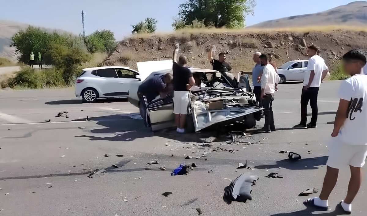 Kayseri yolunda iki otomobil kafa kafaya çarpıştı: 2 yaralı
