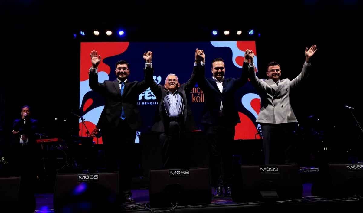 Kayseri’de gençlerle buluşan Büyükkılıç: Sizleri çok seviyoruz
