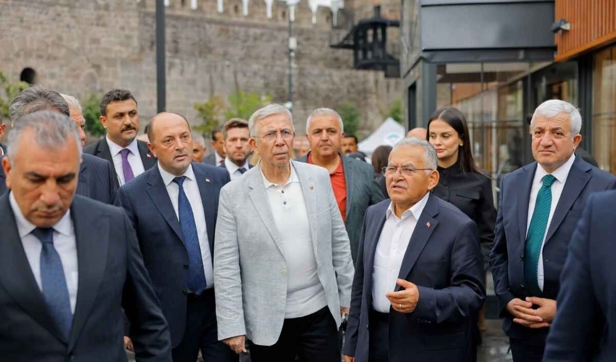 Mansur Yavaş ve Tarihi Kentler Birliği heyeti Kayseri’nin tarihi değerlerini gezdi