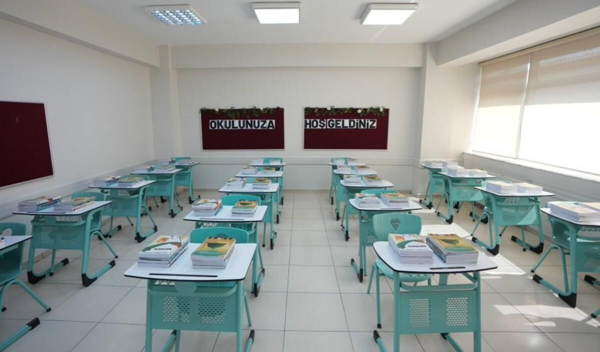 Okullara Ders Kitabı Dagitildi