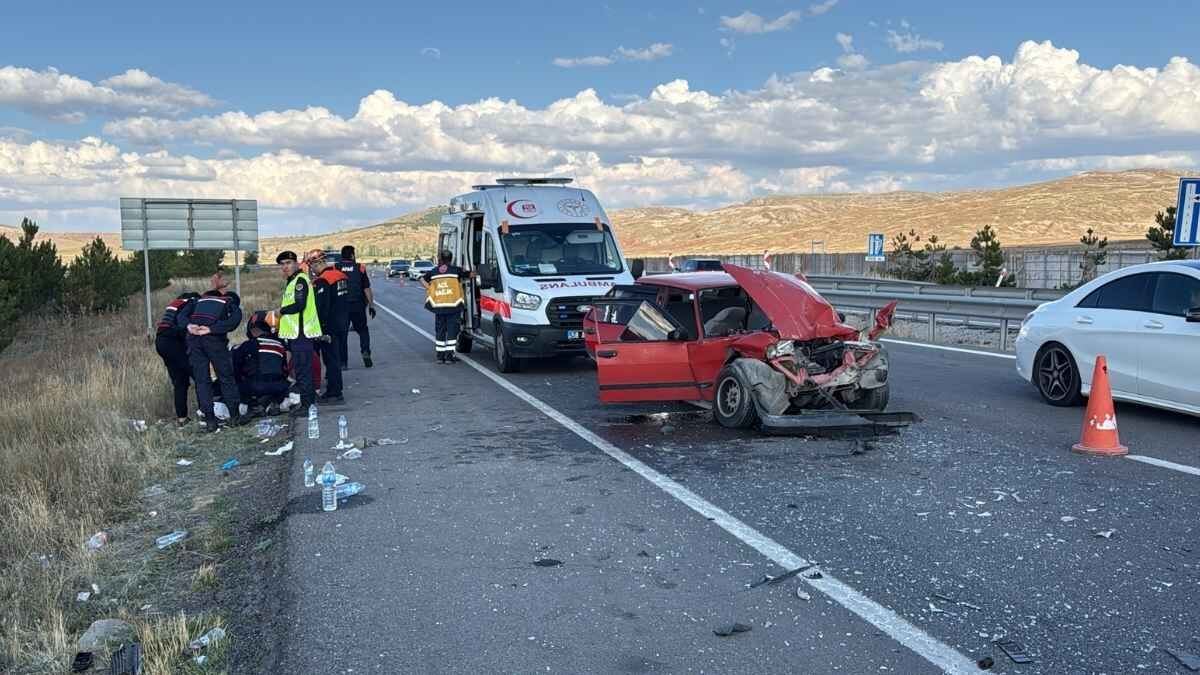 Sivas Kayseri karayolunda otomobil tıra arkadan çarptı: 6 yaralı