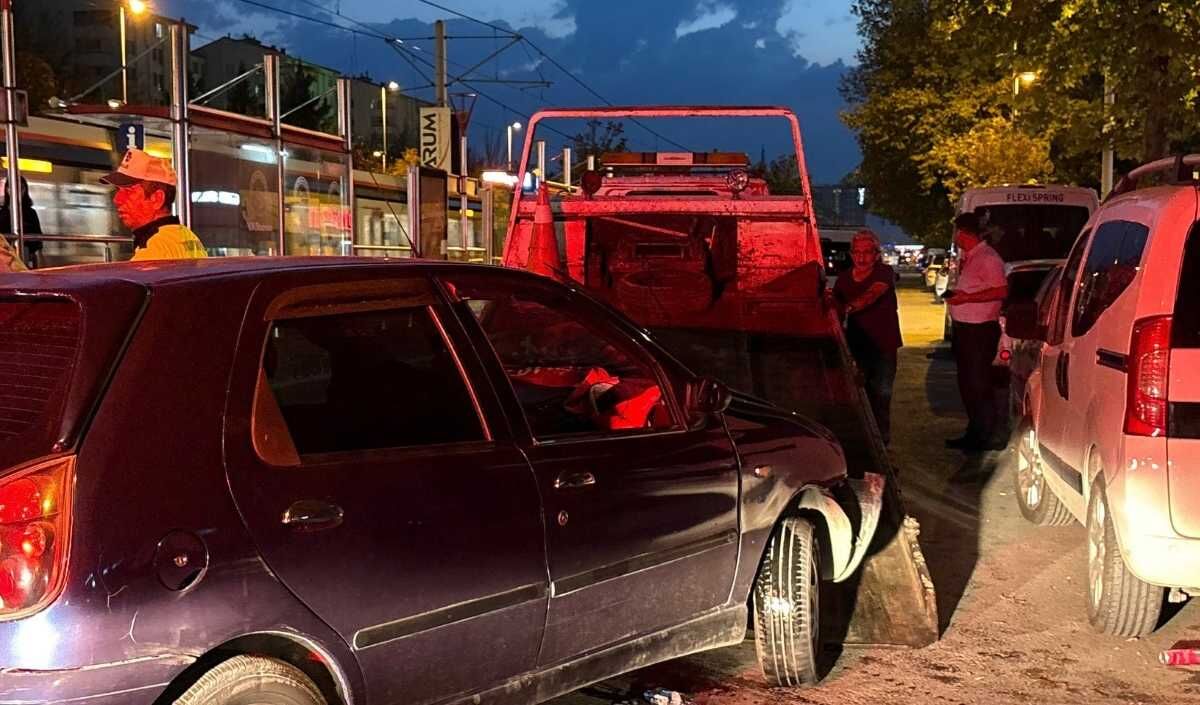 Tramvay Duragina Arac Girdi (1)