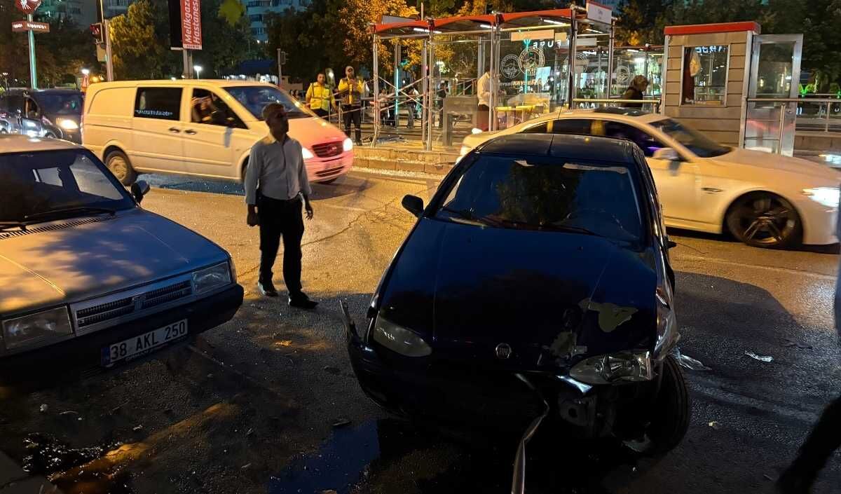 Kayseri’de faciadan dönüldü! Otomobil tramvay durağına çarptı
