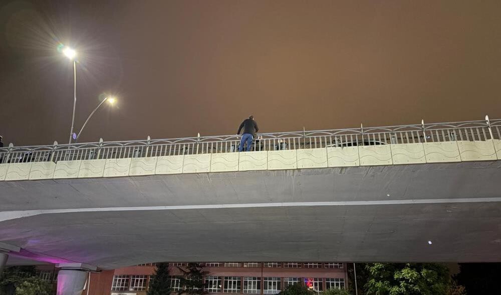 Kayseri'de İntihar için köprüye çıkan şahsı polis ikna etti