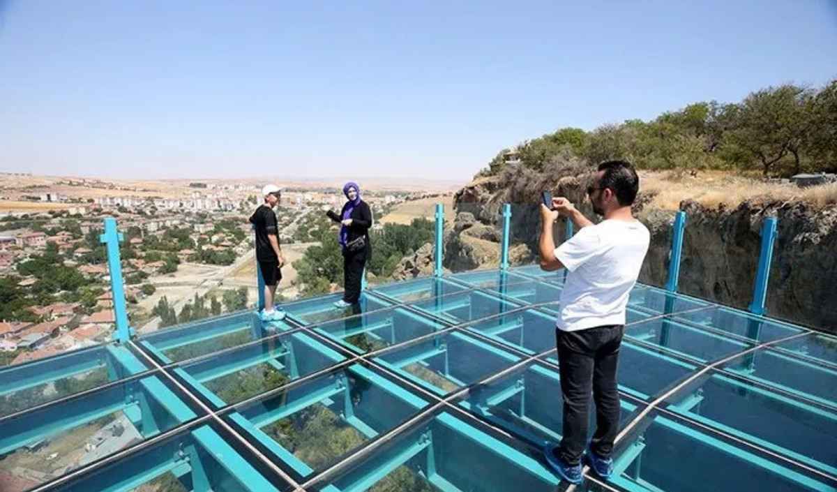 İlçenin bir diğer gezilecek mekanları arasında ise Bünyan Cam Teras yer alıyor. 