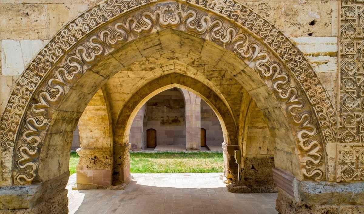 Ünlü Selçuklu Veziri Celâleddin Karatay tarafından 1240 yılında tamamlatılan bu anıtsal yapı, adeta küçük bir kale görünümündedir. 
