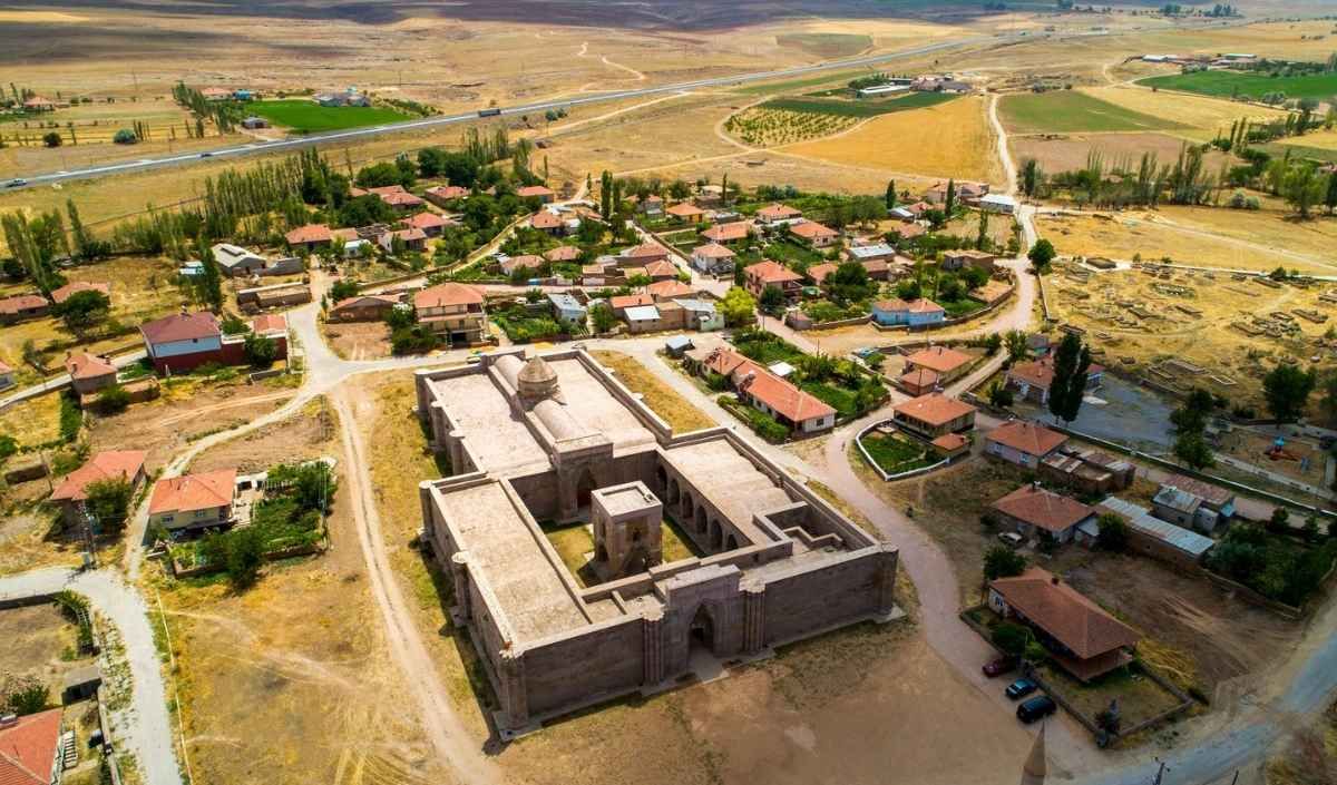 Bünyan’da yer alan önemli tarihi yapılardan biri ilçede bulunan Karatay Hanı’dır. Karatay (Karadayı) Mahallesi'nde yer alan yapı, Anadolu Selçuklu döneminin en görkemli yol miraslarından biridir. 