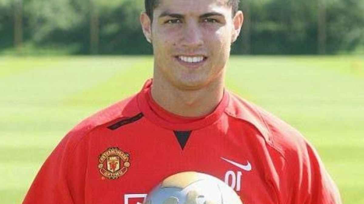O sezon Premier Lig'de gol kralı olan Potekizli futbol efsanesi, 31 gol kaydetmeyi başarmıştı. 