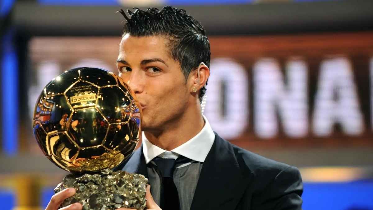 Cristiano Ronaldo Ball On D'or ödülünü 2008 yılında kazanmıştı. O dönemki performansıyla dikkat çeken Portekizli yıldız 446 oyla en yakın rakibi Messi'yi geride bırakarak ödülü kucaklamıştı