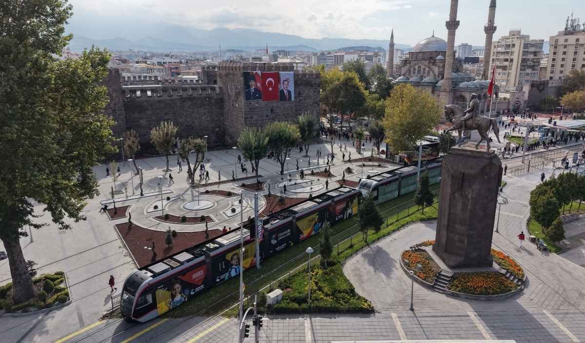Kayseri Cumhuriyet Meydanı’nda büyük değişim: Baştan sona yenileniyor!